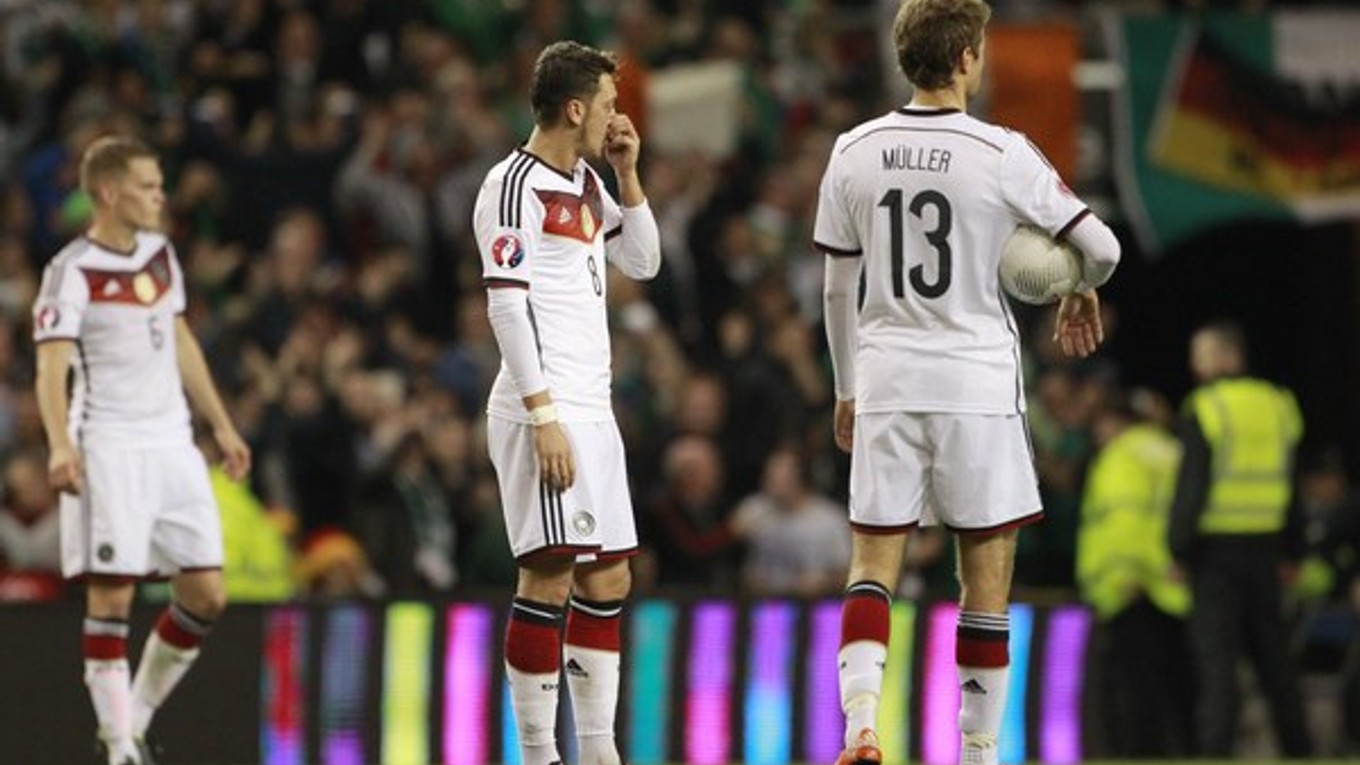 Futbalisti Nemecka smutne postávajú po tom, ako sa Írom podarilo skórovať do ich siete.