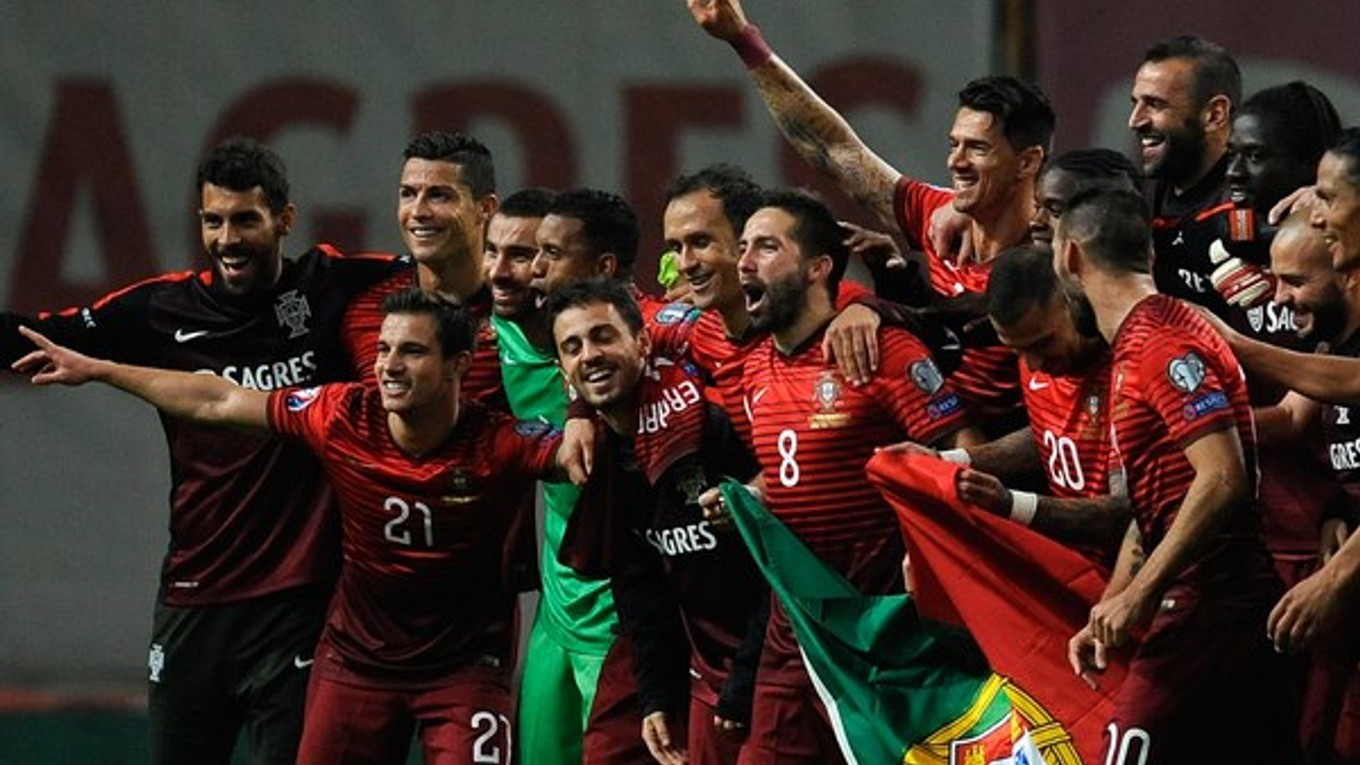 Portugalskí futbalisti oslavujú postup na ME 2016.
