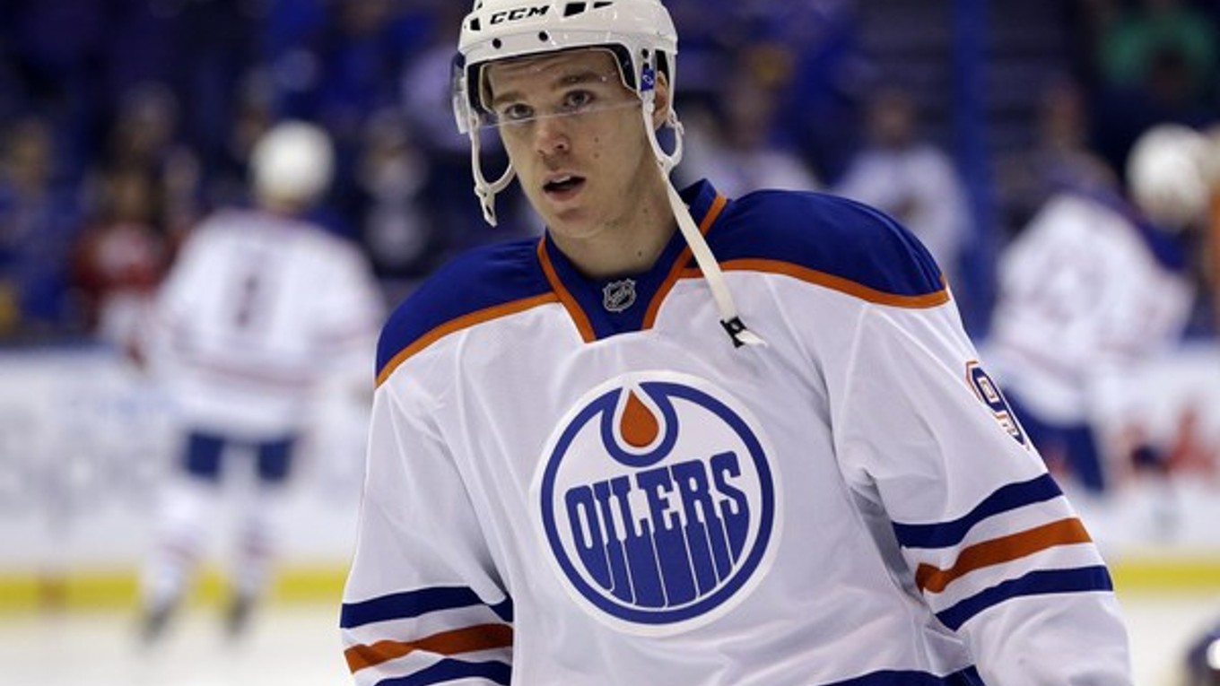 Connor McDavid odohral vo svojom prvom zápase v NHL viac než 18 minút.