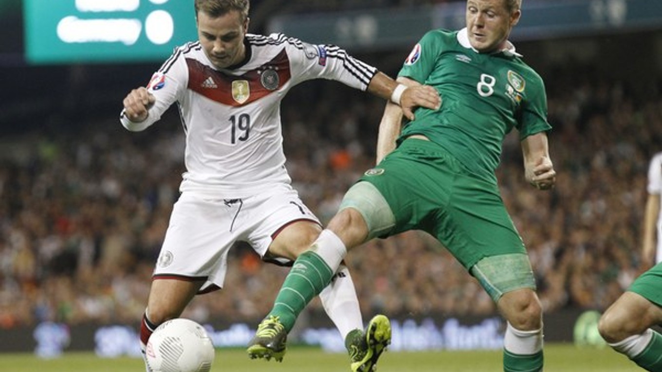 Götze (vľavo) pobudol na ihrisku v poslednom kvalifikačnom zápase len niečo vyše polhodinu.