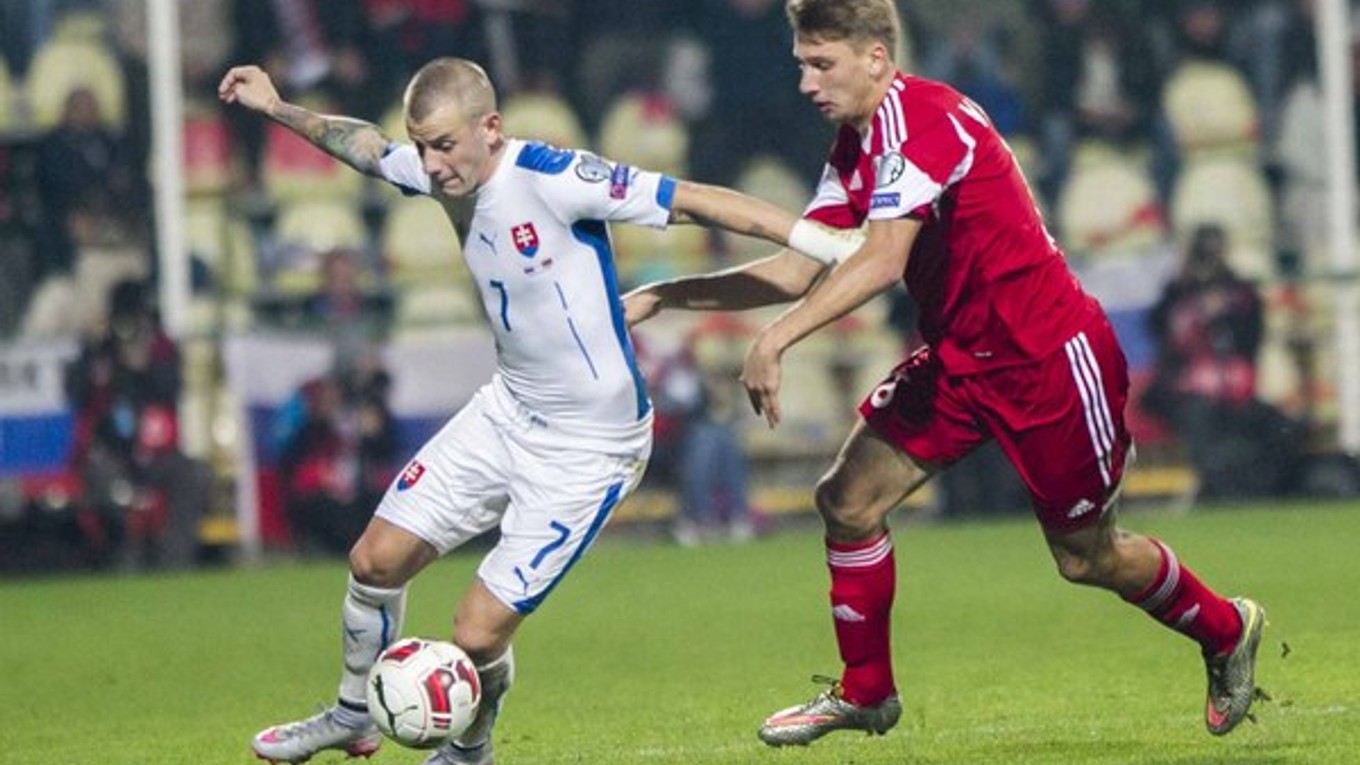 Vladimír Weiss (vľavo) počas zápasu proti Bielorusku.