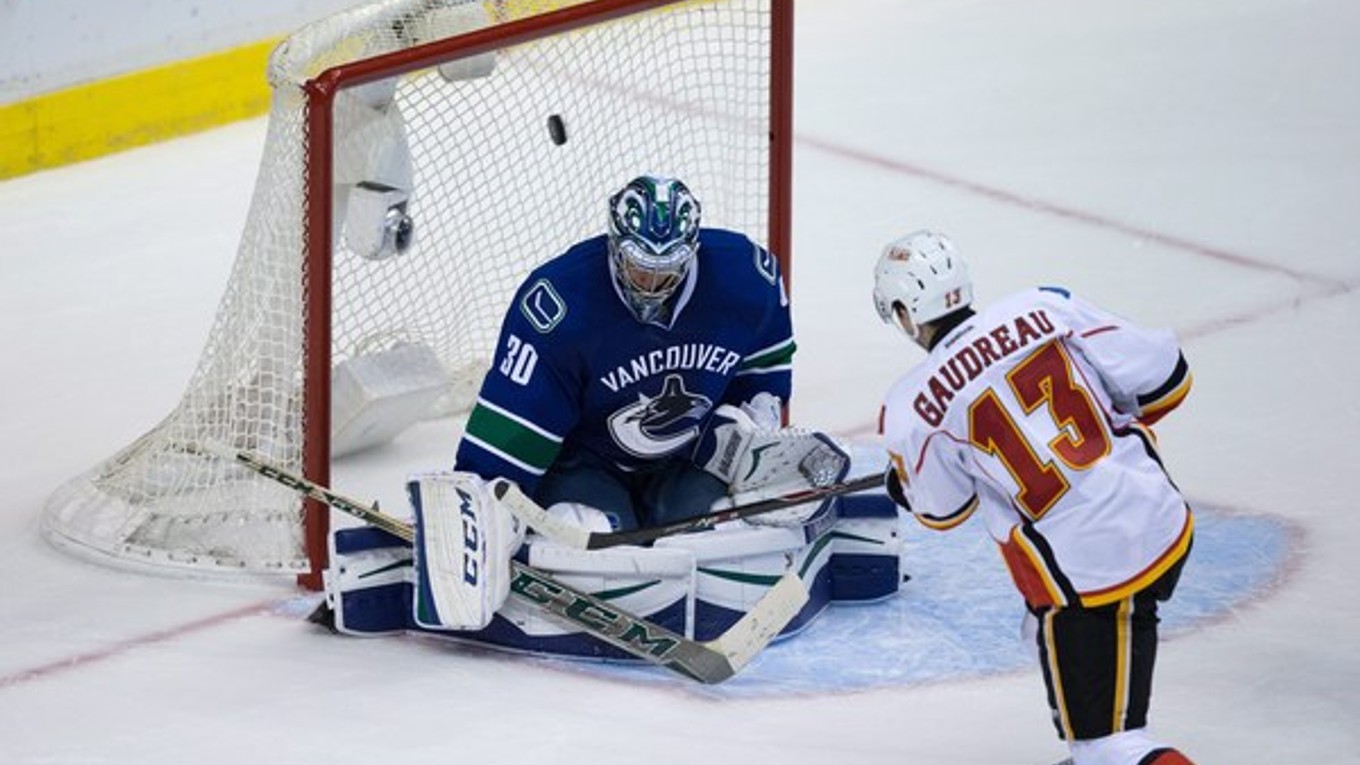 Johny Gaudreau z Calgary práve prekonáva gólmana Vancouveru Ryana Millera. V súboji dvoch kanadských tímov sa z výhry v redĺžení tešili hostia z Calgary.