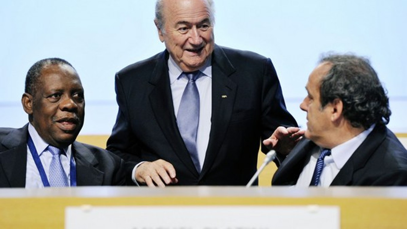 Blatterovi (v strede) robia na fotografii spoločnosť Michel Platini a Issa Hayatou, pričom práve Afričan by mal Blattera dočasne nahradiť na prezidentskej stoličke FIFA.