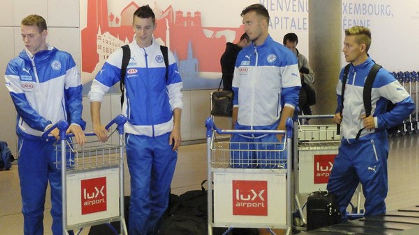 Kvarteto mladíkov z futbalovej reprezentácie (zľava stoja: Duda, Greguš, Gyömbér a Hrošovský) čaká na batožinu po prílete do Luxemburgu.