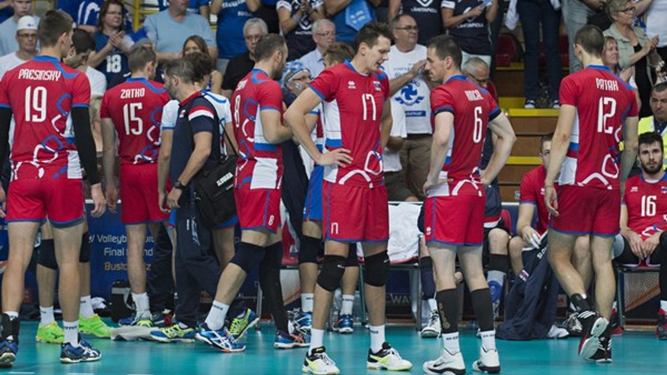 Smutní slovenskí reprezentanti po prehre 0:3 s Fínskom.