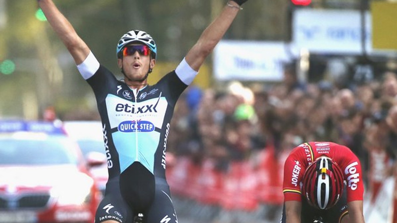 Matteo Trentin (vľavo) práve vyhráva pred Toshom van der Sandem.