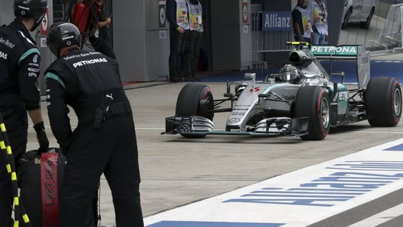 Nico Rosberg poslednú veľkú cenu nedokončil a prakticky prišiel o možnosť ešte zabojovať o majstrovský titul.
