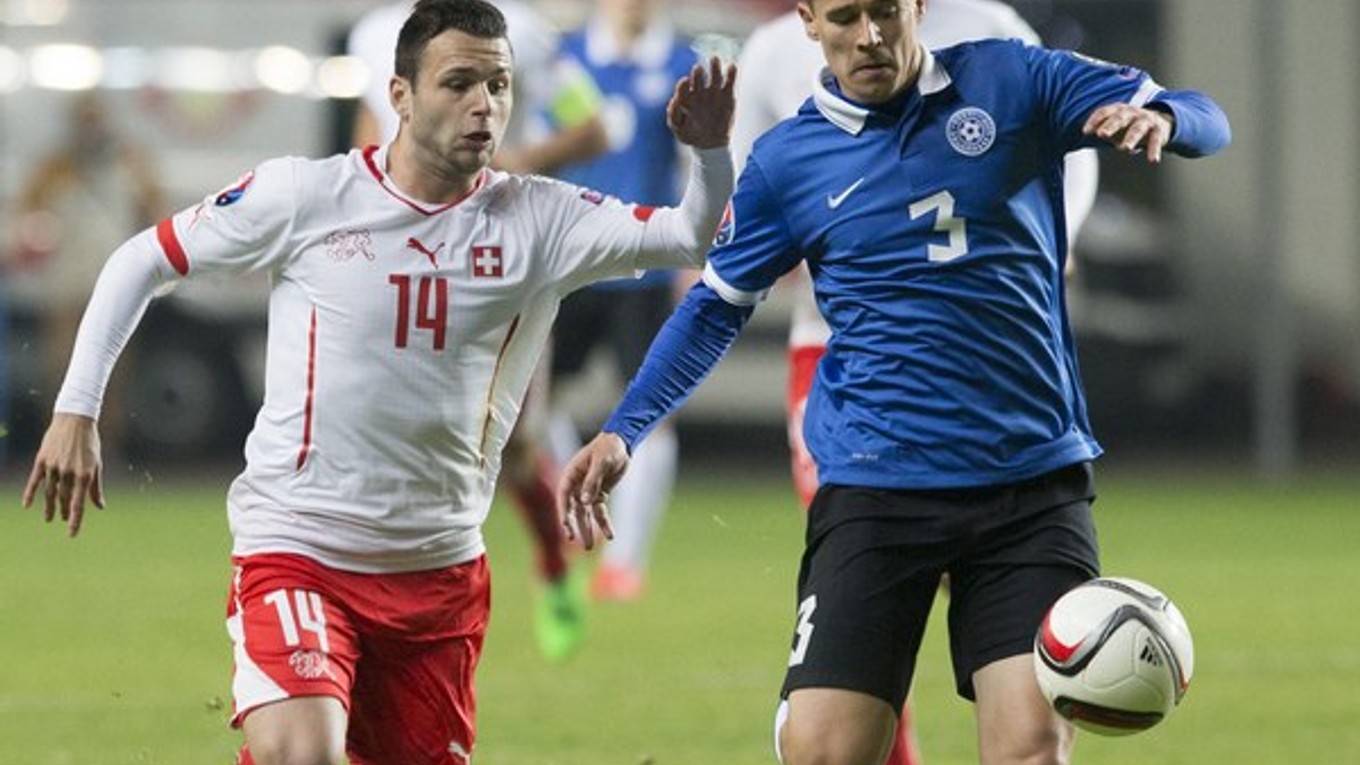 Švajčiar Renato Steffen (vľavo) v súboji s Estóncom Pikkom.