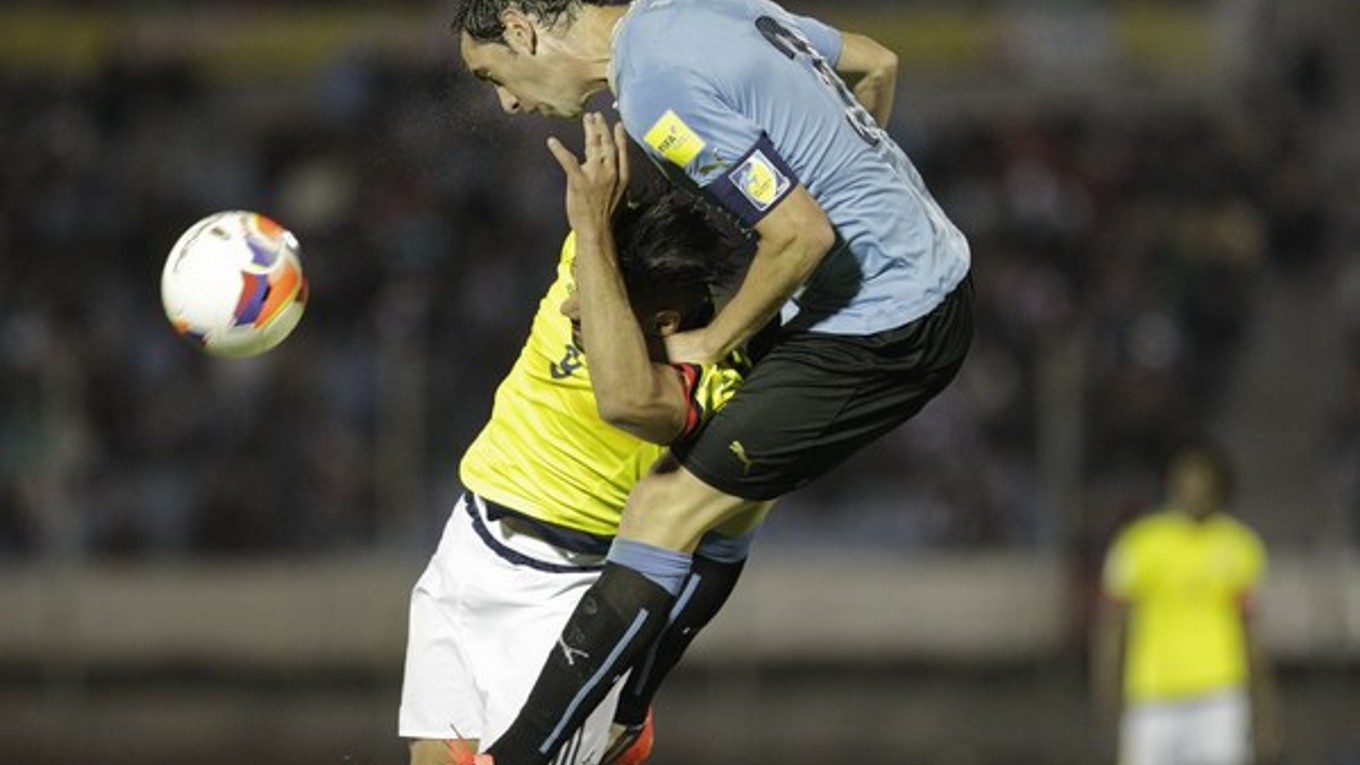 Nielen v tomto súboji medzi domácim Godínom (vpravo) a Falcaom, ale aj v celom zápase ťahali Kolumbijčania proti Uruguaju za kratší koniec.