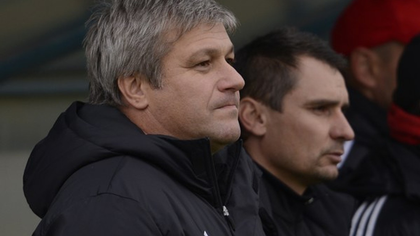 Ivan Hucko (vpravo asistent B. Mráz) svoich zverencov v poslednom zápase nespoznával.