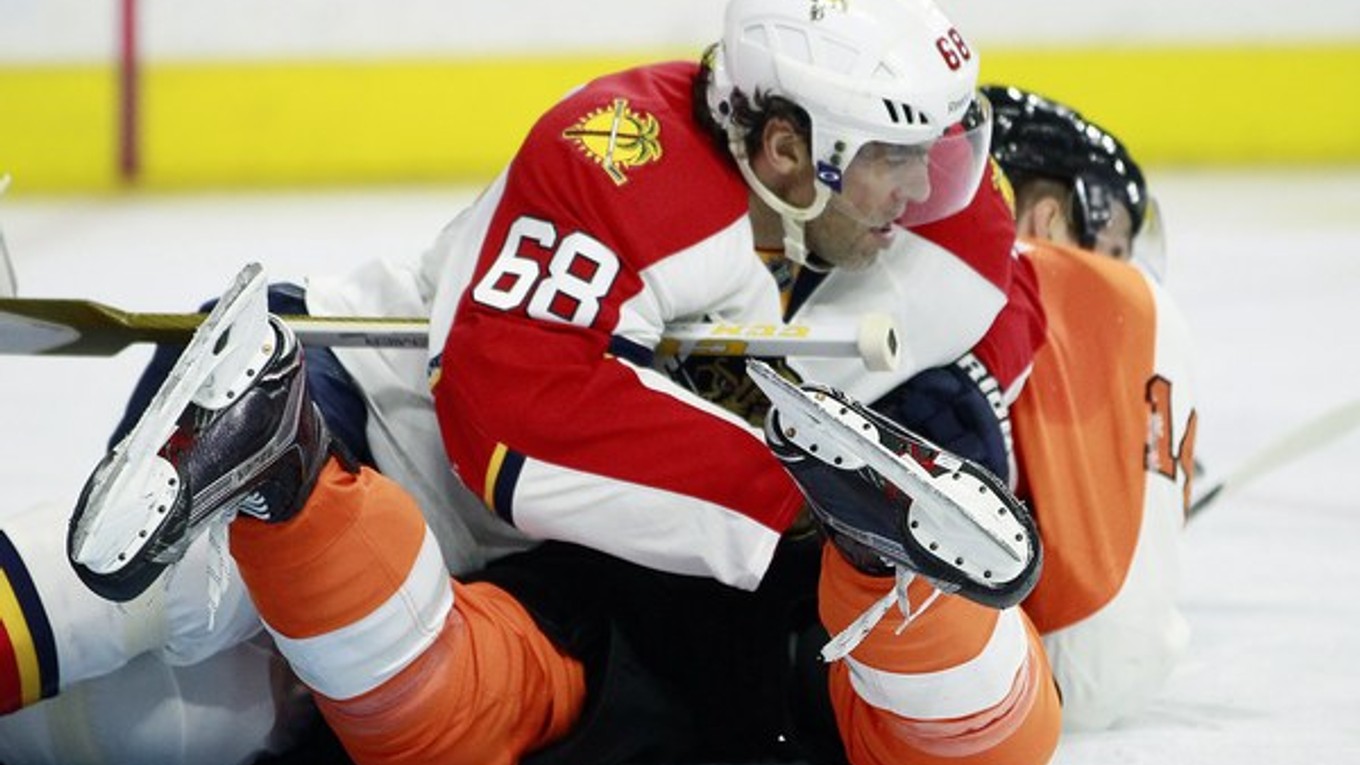 Jágr (č. 68) sa nevyhýba ani tvrdým fyzickým stretom.