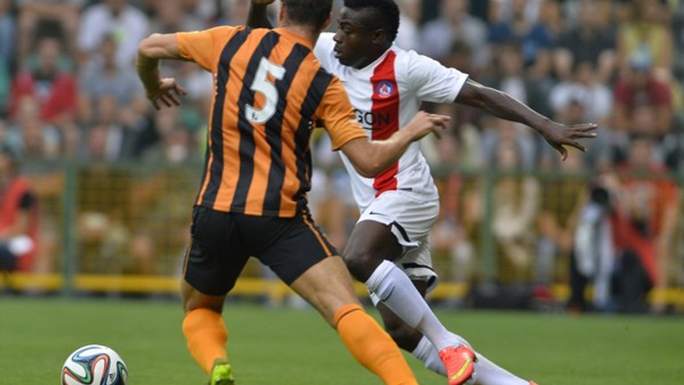 Moses Simon má aj priamu skúsenosť s anglickým futbalom. Vlani v lete nastúpil proti Hullu City v Európskej lige.