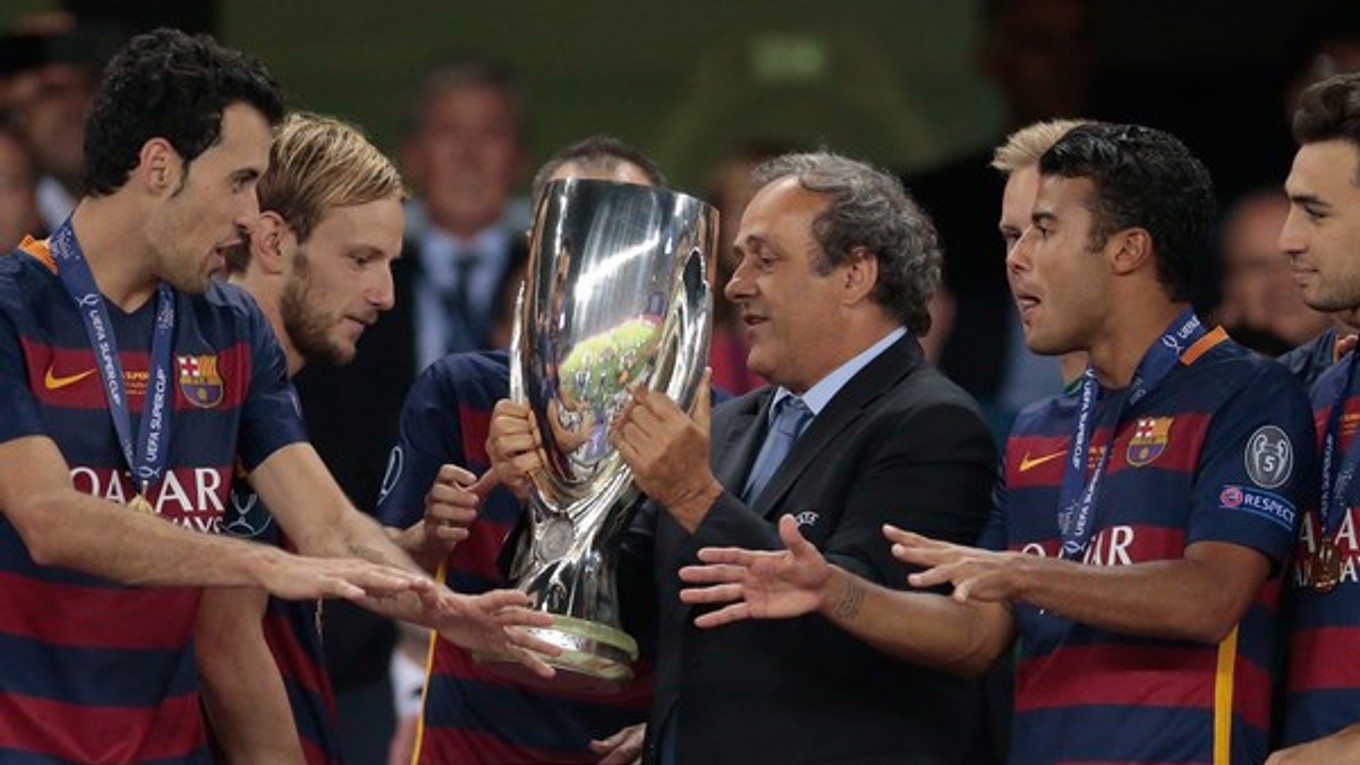 Pred dvoma mesiacmi ešte Platini takto odovzdával hráčom Barcelony trofej za triumf v Európskom superpohári.