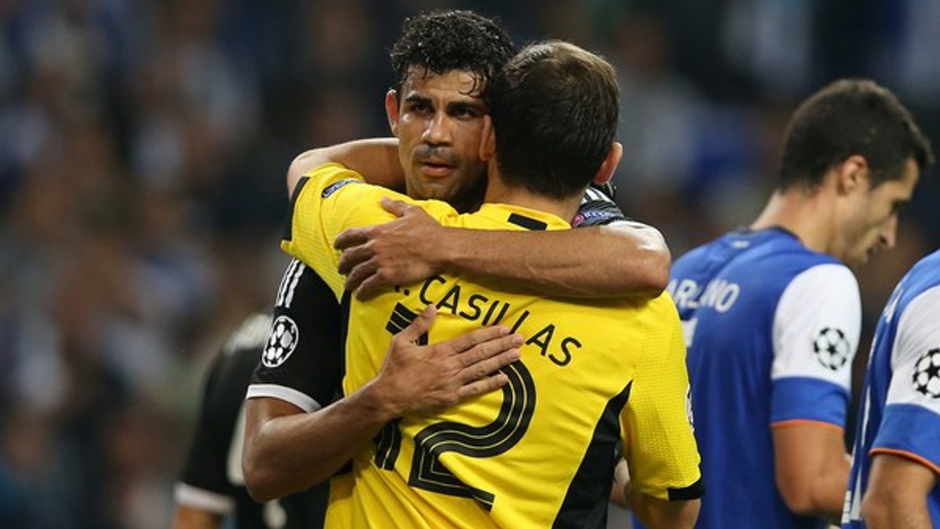 Spoluhráči z reprezentácie. Diego Costa sa po zápase Ligy majstrov na pôde Porta objíma s domáci gólmanom Ikerom Casillasom.