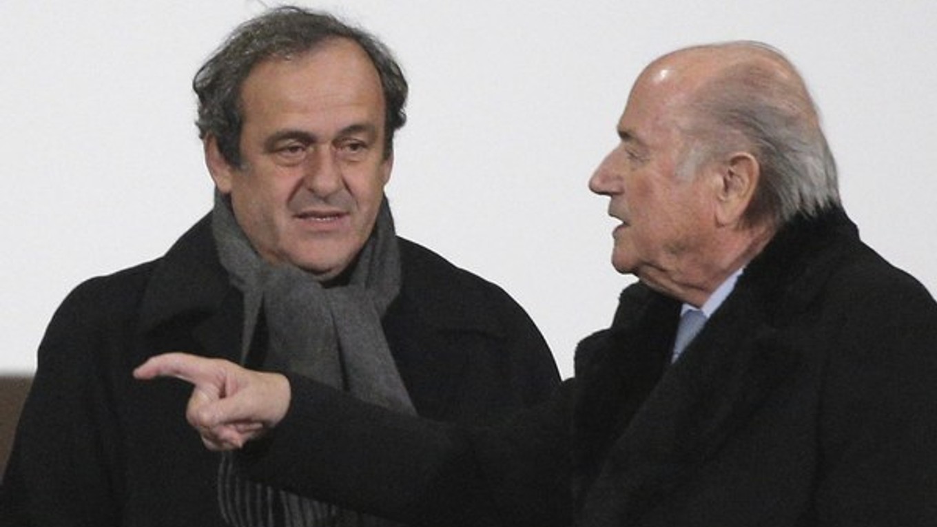 Sepp Blatter (vpravo) tvrdí, že mal s Michelom Platinim dohodu.