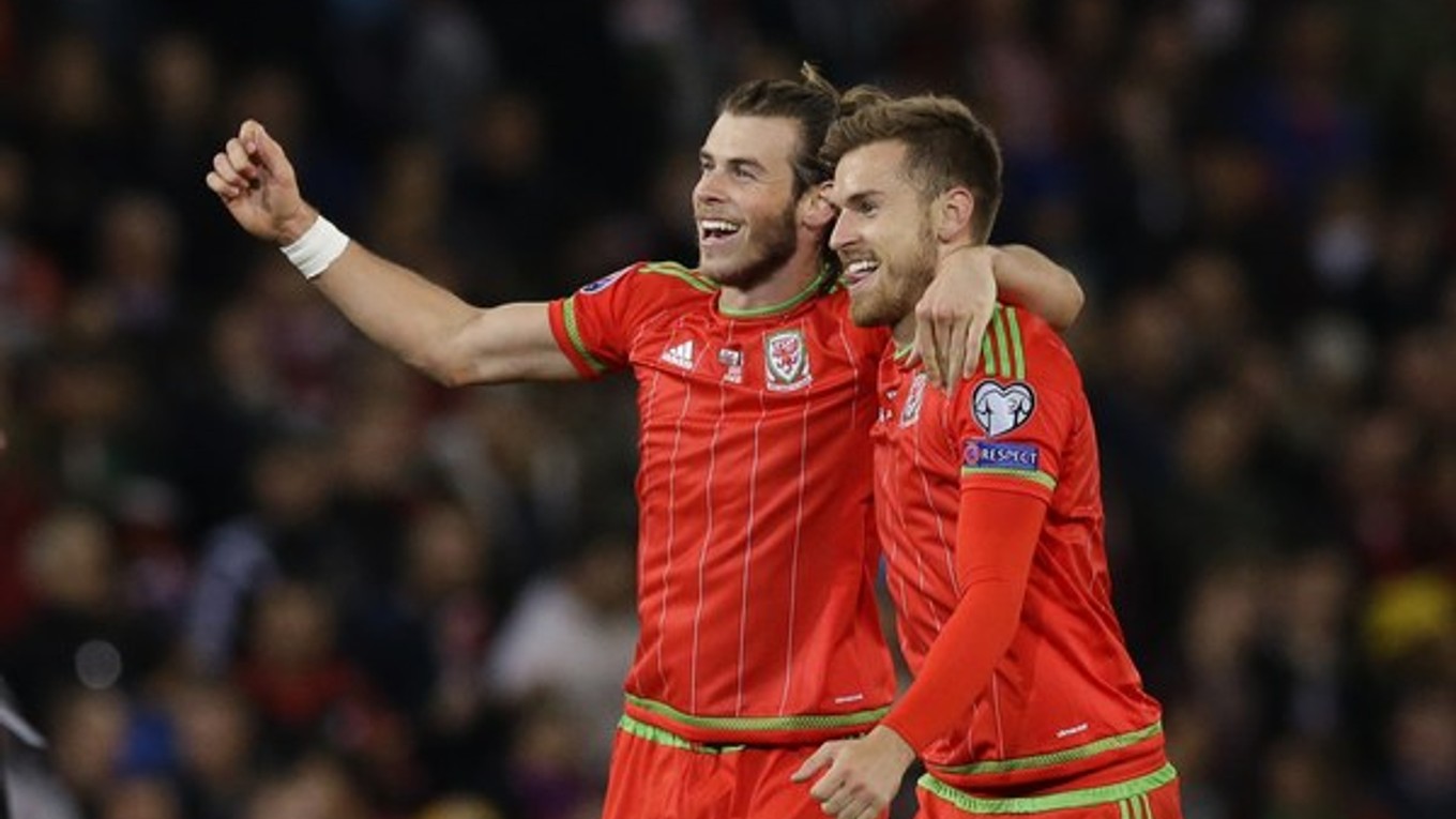Gareth Bale (vľavo) priviedol Wales po prvý raz na majstrovstvá Európy. Na snímke sa teší so svojim spoluhráčom Aaronom Ramseym.