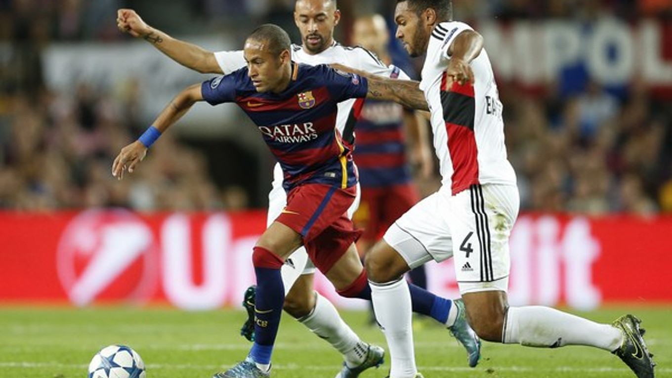 Neymar (vľavo) si od roku 2013 oblieka dres FC Barcelona.