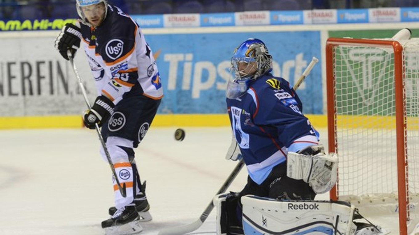 Hráč Košíc Matej Češík cloní brankárovi Nitry Adamovi Trenčanovi.