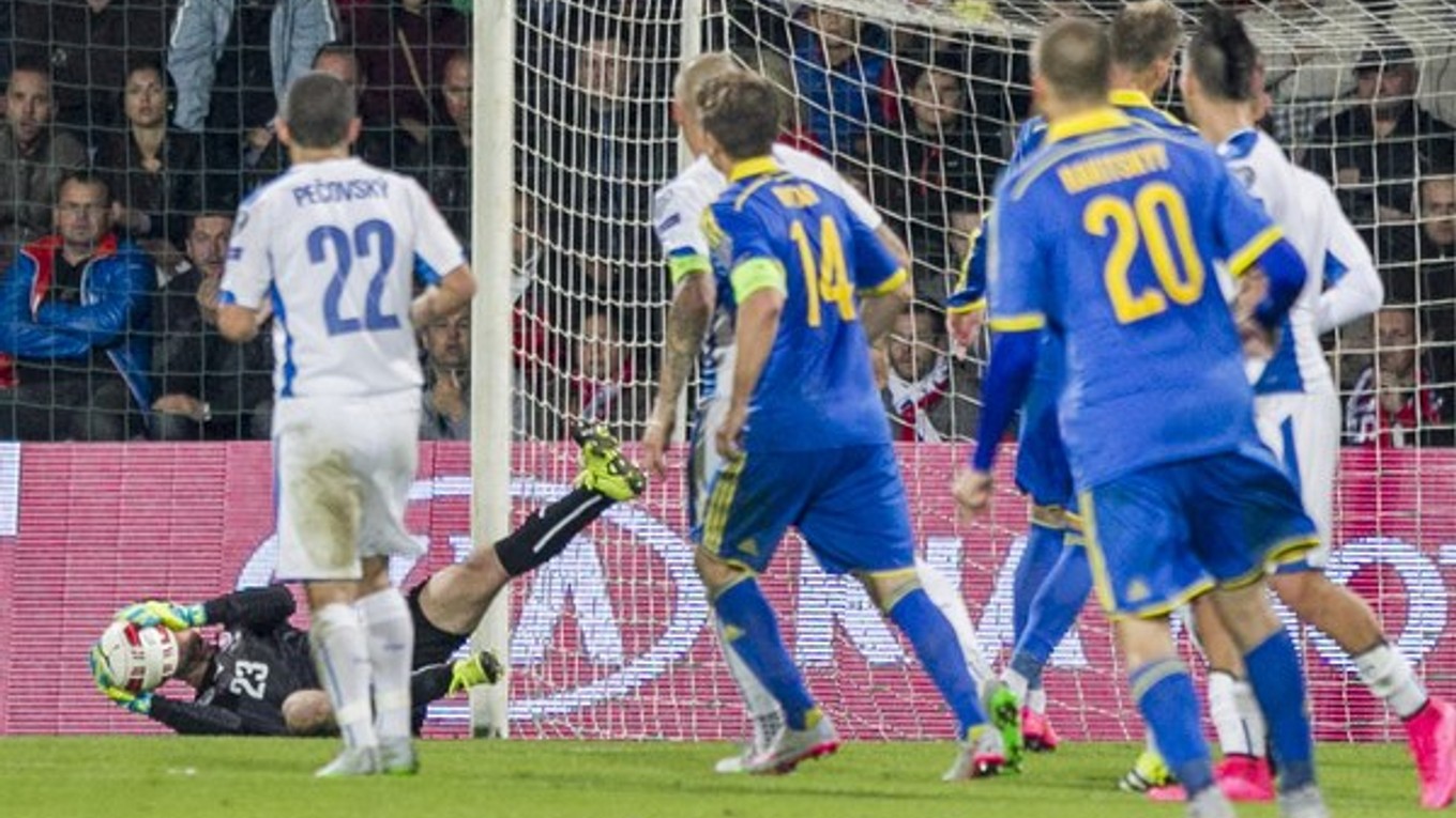 V dôležitom zápase na Slovensku Ukrajinci v septembri len remizovali 0:0. Na snímke chytá loptu po jednej zo šancí súpera brankár Matúš Kozáčik.