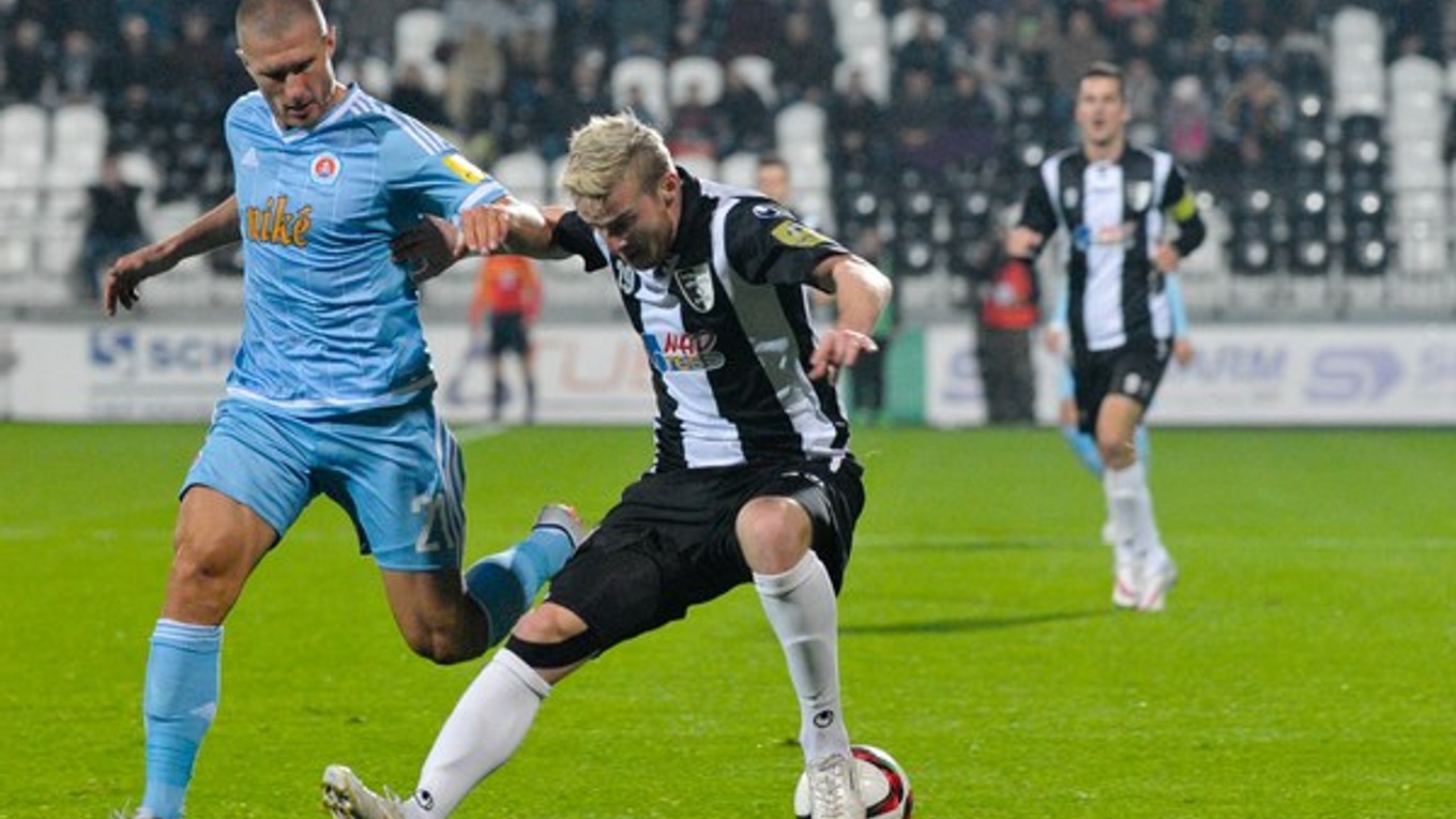 Myjavčania sa síce snažili, no gól nedal ani Peter Sládek (vpravo), ani nikto z jeho spoluhráčov.