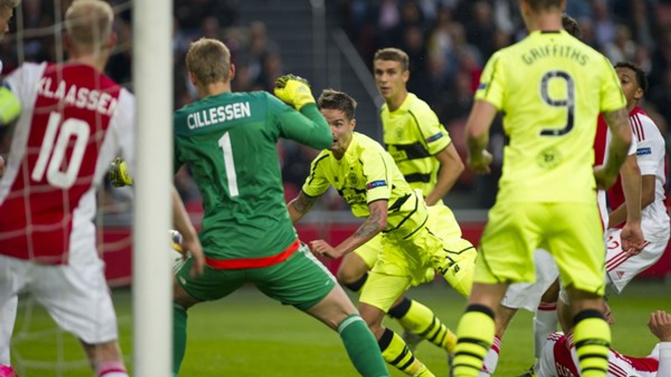 V prvom zápase skupinovej fázy remizovali futbalisti Celticu Glasgw (v svetlých dresoch) v amsterdamskej Arene proti domácemu Ajaxu 2:2.