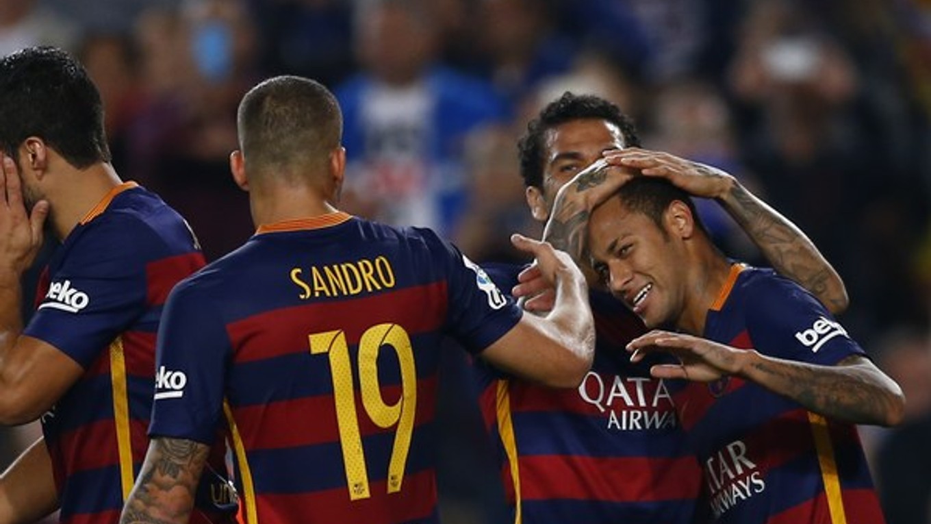 Neymar (vpravo) oslavuje gól so spoluhráčmi.