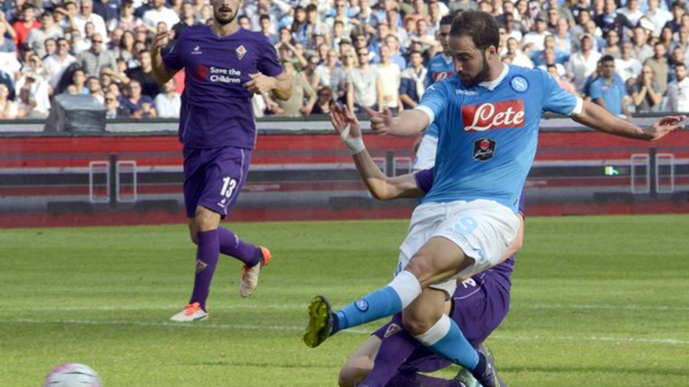 Hráč Neapola Gonzalo Higuaín skóruje do siete Fiorentiny.