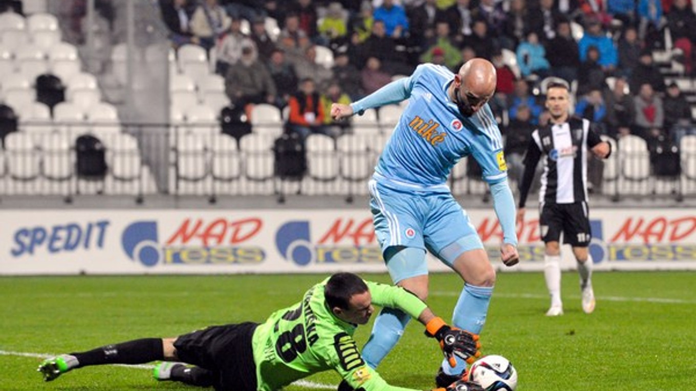 V zápase proti Spartaku Myjava strelil oba góly Slovana Róbert Vittek (v belasom drese).