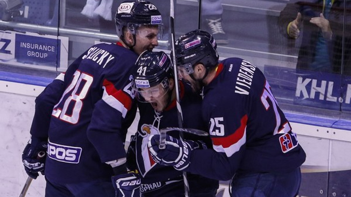 Štvrtý útok Slovana (zľava: Skalický, Lušňák, Viedenský) bol v sobotňajšom zápase KHL s Jugrou (6:0) najlepší.