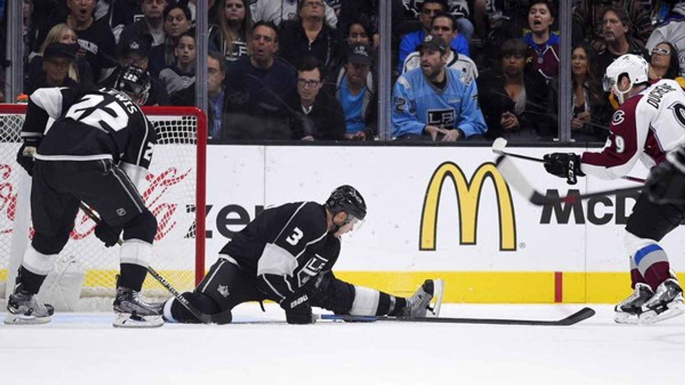 Matt Duchene z Colorada (vpravo) práve vyrovnáva. "Lavíny" sa však dlho z vyrovnávajúceho zásahu netešili, o chvíľu inkasovali rozhodujúci druhý gól z hokejky Toffoliho.