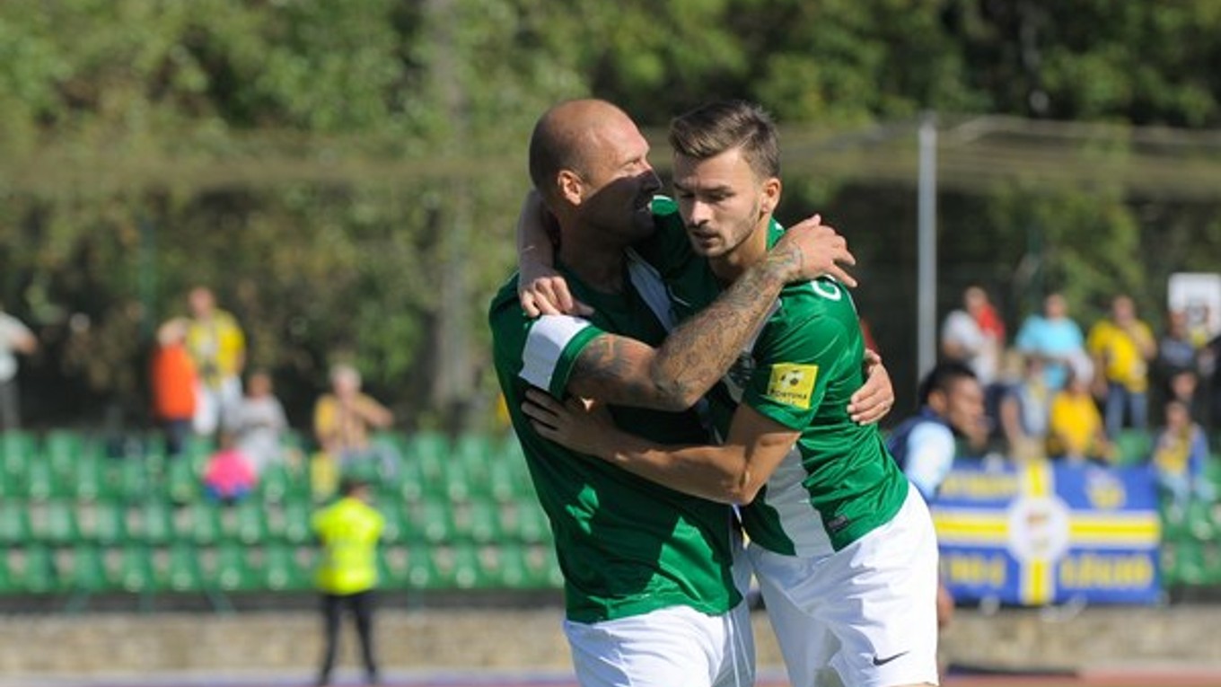 Futbalisti Skalice v poslednom období príliš veľa dôvodov na radosť nemajú. Na snímke sa po góle do siete Dunajskej Stredy tešia Ivan Lietava (vľavo) a Michal Gašparík.