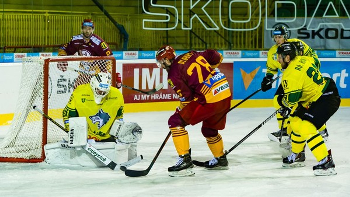 Hráč Trenčína Radek Dlouhý (v strede) sa dostáva do šance pred brankárom Žiliny Tomášom Tomekom.