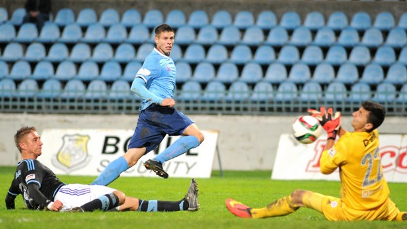 Brankár Slovana Bratislava Dominik Greif (vpravo) zasahuje pri šanci Andreja Ivančíka (v strede) z FC Nitra.