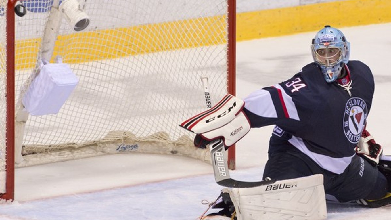 Proti Barysu Astana sa do brány Slovana predstaví Michael Garnett.