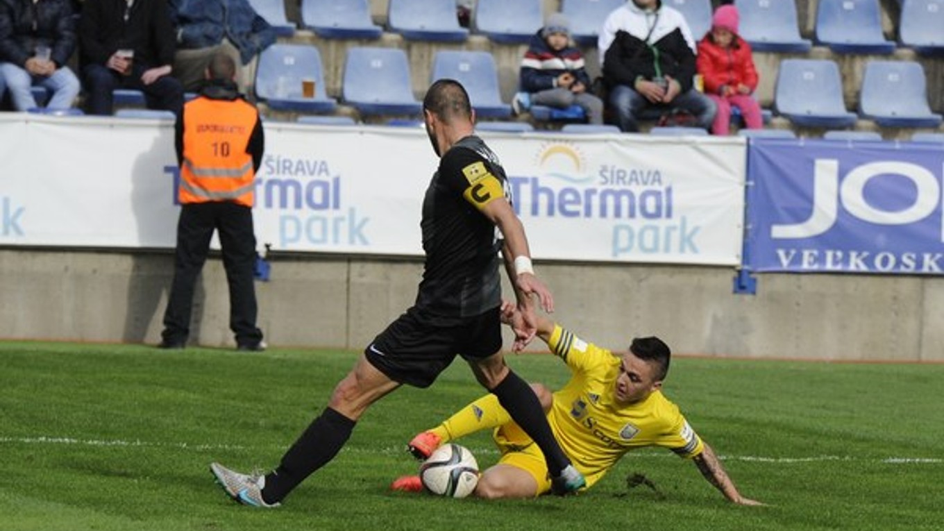 Futbalisti Michaloviec sa odpútali z posledného miesta v tabuľke po víťazstve nad Skalicou. Na snímke bojuje o loptu ich hráč Stanislav Danko (vpravo) s futbalistom Skalice Pavlom Majerníkom.