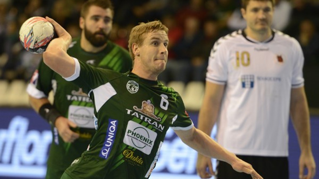 Jakub Hrstka (vľavo) strieľa trestný hod proti Čechovu.