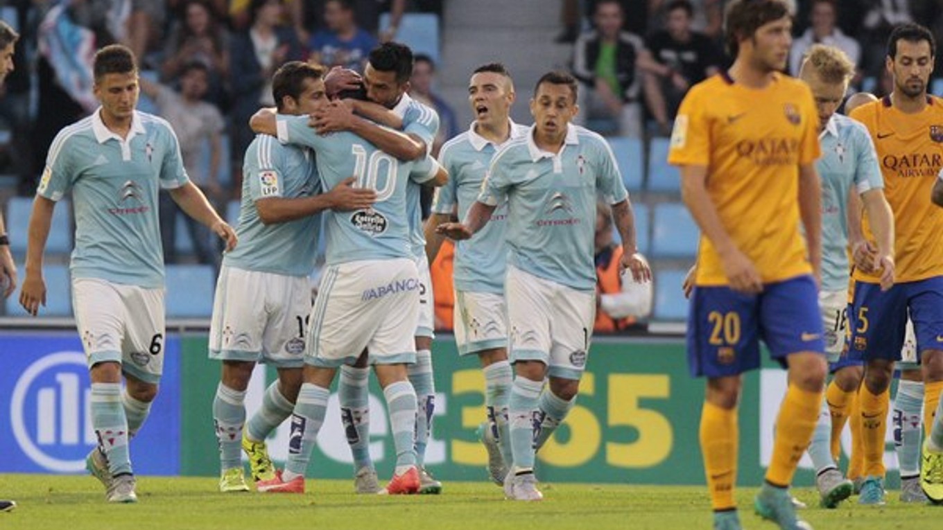 Hráči Celty Vigo (v bledomodrom) sa tešia z gólu v zápase proti Barcelone. Favorita zdolali 4:1.