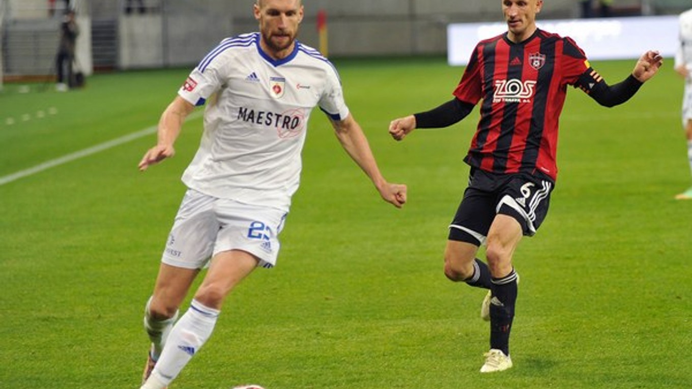 Ružomberčan Antonín Rosa uniká domácemu Janečkovi.