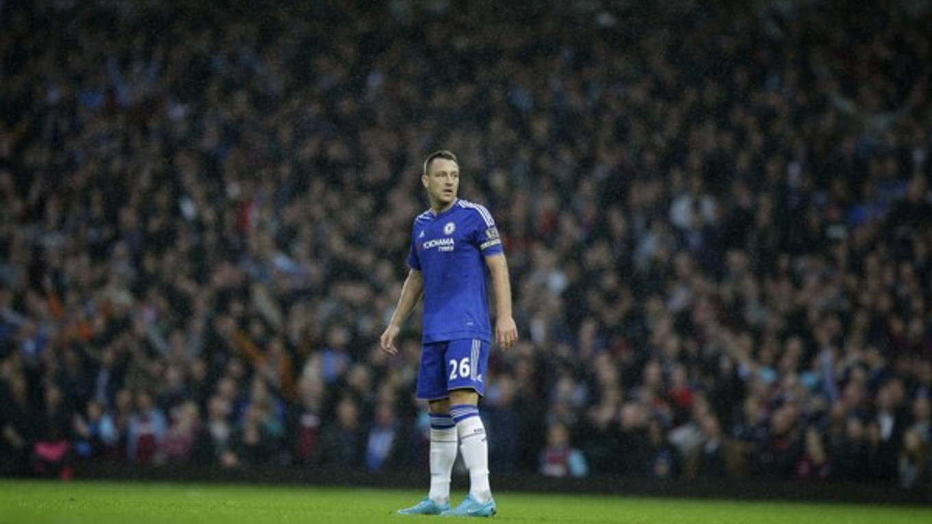 Kapitán Chelsea John Terry sa len bezmocne prizerá počas ďalšieho žalostného výkonu svojho mužstva.