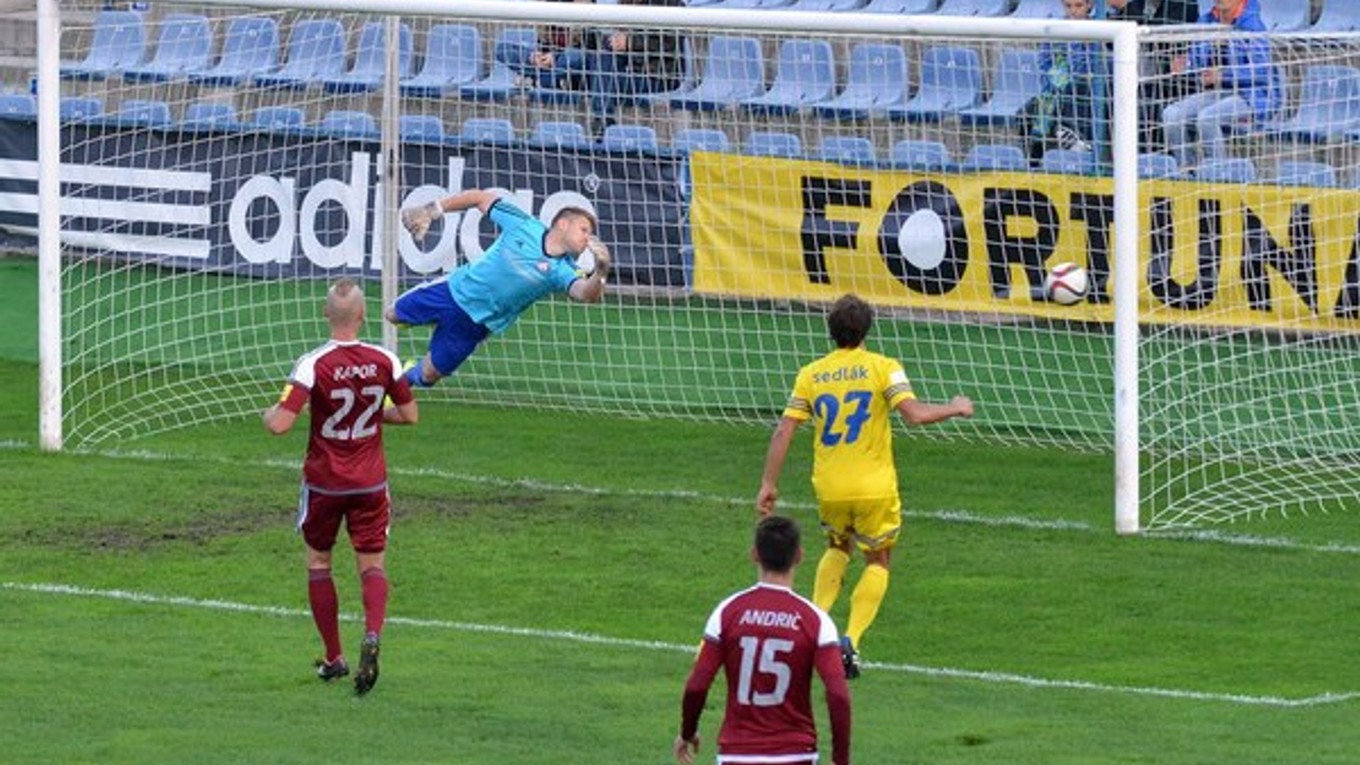 Brankár Podbrezovej Martin Kuciak inkasuje prvý z dvoch gólov.