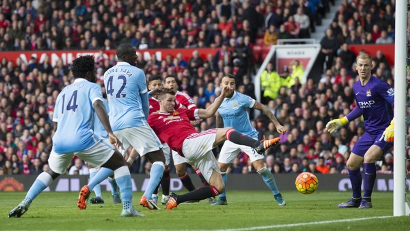 Hráč Manchestru United Morgan Schneiderlin sa snaží dosiahnuť na loptu pred bránou Joa Harta.