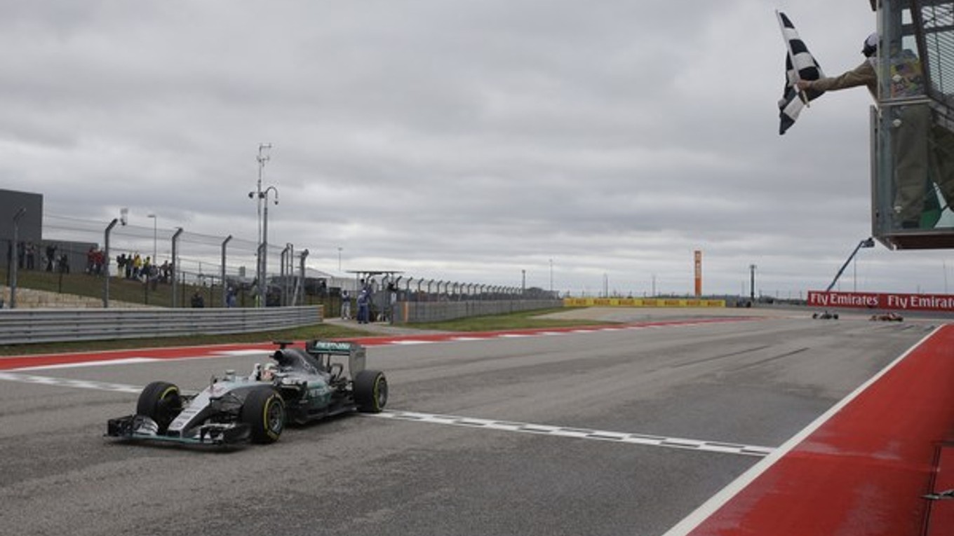 Lewis Hamilton prechádza ako víťaz aj cieľom Veľkej ceny USA.