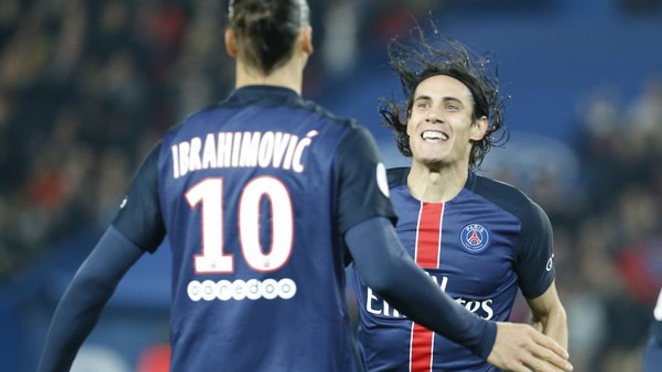 Zlatan Ibrahimovič sa teší z gólu spolu s Edinsonom Cavanim.