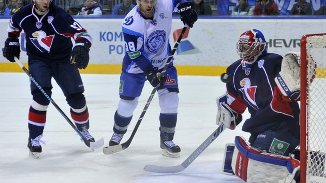 Skúsený Kanaďan Paul Szczechura (v strede) sa proti Slovanu gólovo nepresadil,  no aj napriek tomu poriadne zamestnával obranu hostí.