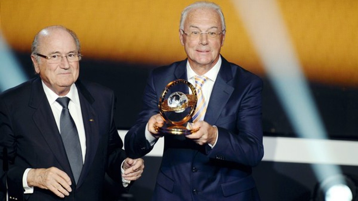 Blatter aj Beckenbauer (vpravo) majú čo vysvetľovať.