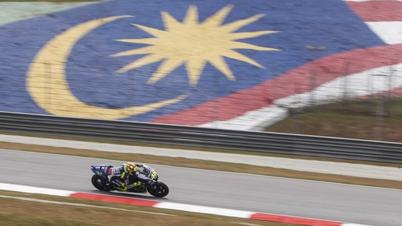 Valentino Rossi sa v Malajzii dopustil pretekárskeho incidentu, po ktorom dostal trest štartu z posledného miesta na záverečnom podujatí v Španielsku.