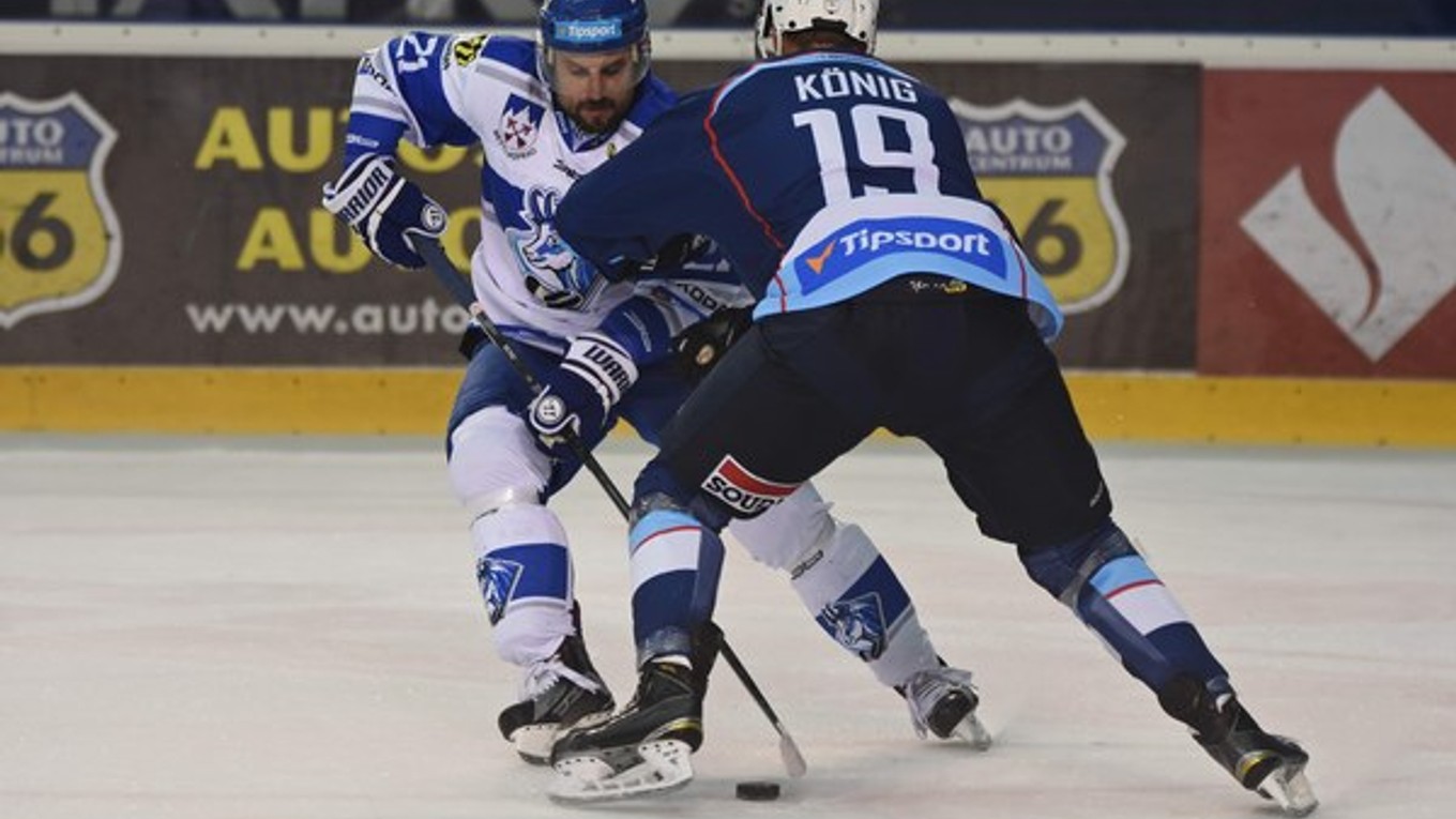 Rudolf Huna (vľavo) sa snaží presadiť proti obrancovi Nitry Petrovi Königovi.