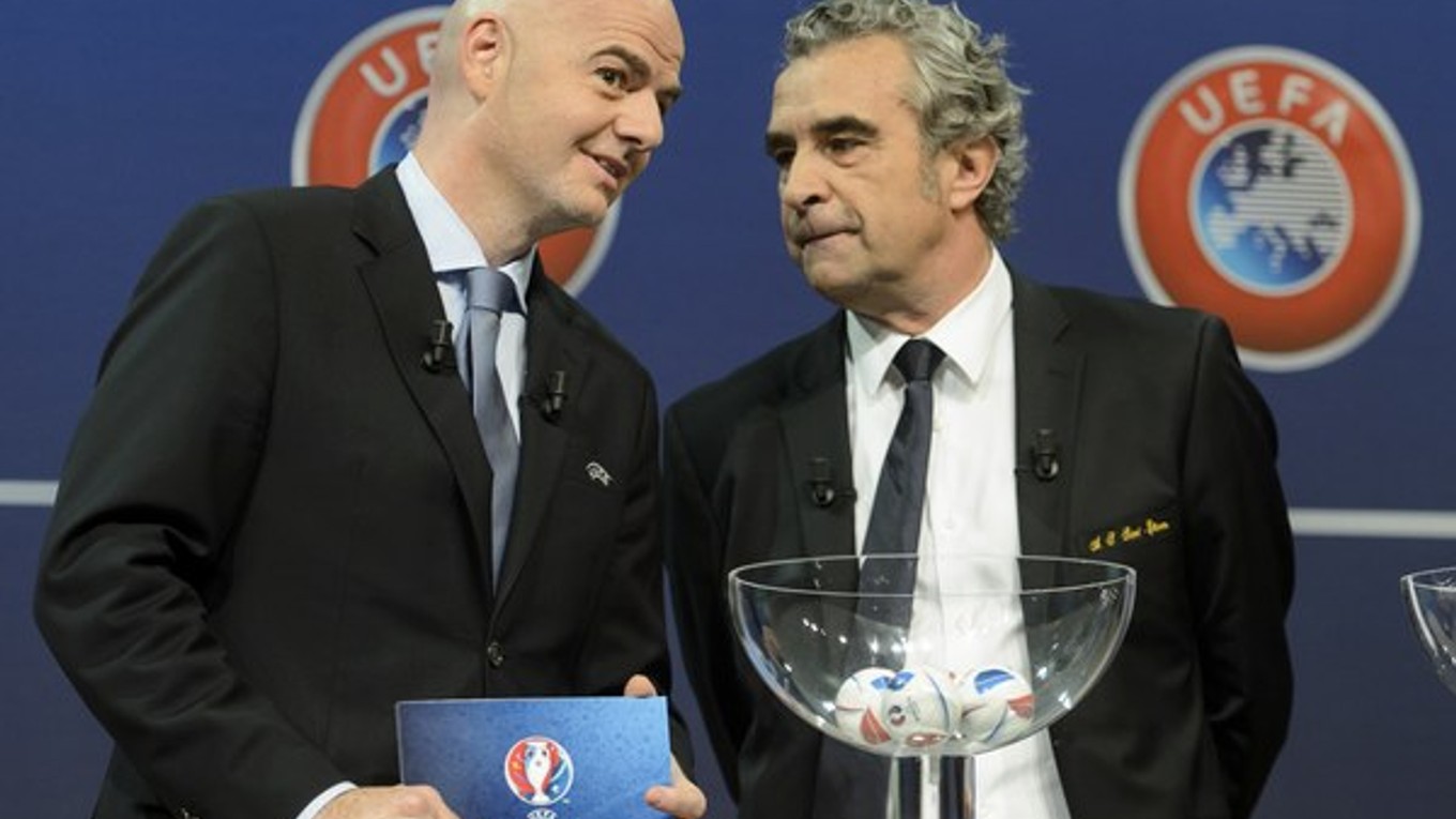 Generálny sekretár UEFA Gianni Infantino (vľavo) sprevádza žrebovania európskych futbalových pohárov.