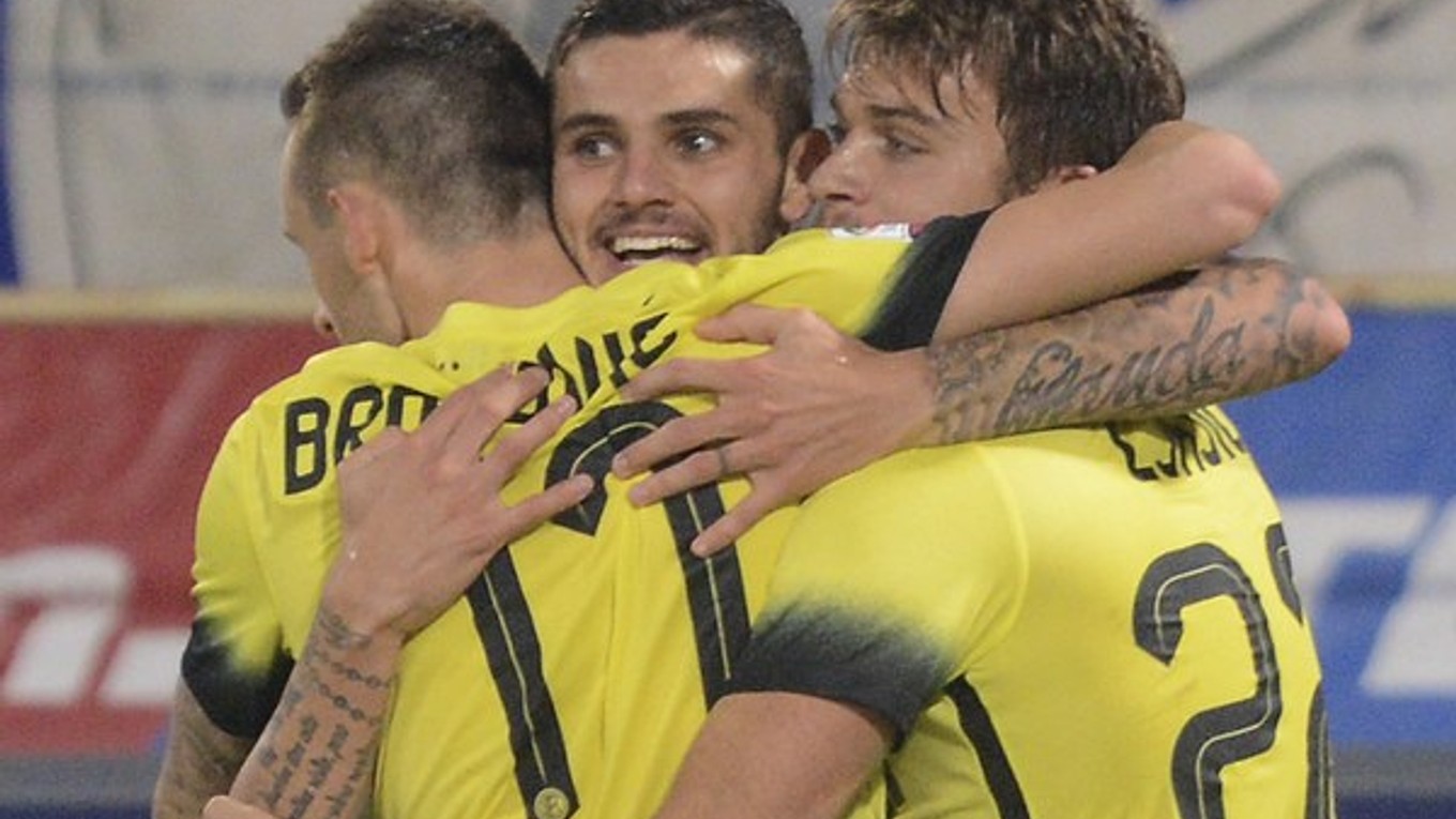 Futbalisti Interu Miláno sa tešia po góle Maura Icardiho (v strede).