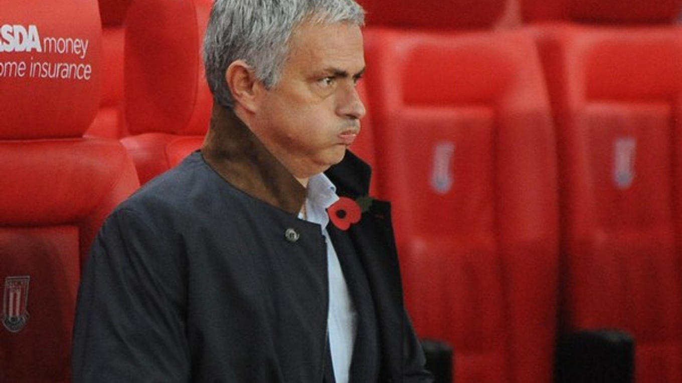 José Mourinho zažíva s Chelsea katastrofálny vstup do sezóny.